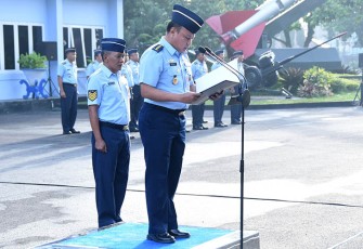 Dirharkomlek Koharmatau, Kolonel Lek Irfan Budiman, S.Kom., M.I.Pol, memimpin upacara sebagai Inspektur Upacara berlangsung di lapangan Upacara  Koharmatau, Lanud Husen Husen Sastranegara, Bandung.