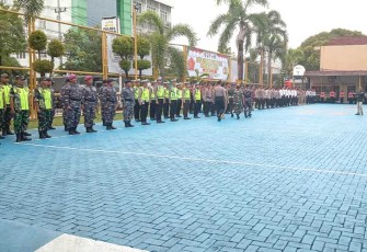 Polres dan Kodim 0801/Pacitan saat melaksanakan apel gelar pasukan yang berlangsung di halaman Mapolres Jl. A Yani No. 60 Pacitan Selasa (06/02/2024).
