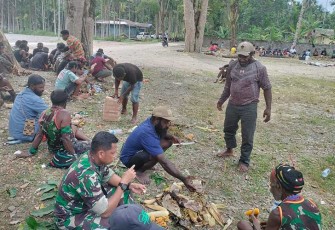 Danramil Tembagapura saat Hadiri Acara Adat Bakar Batu di Distrik Kwamki Narama, Kab. Mimika, Kamis (08/02/2024).