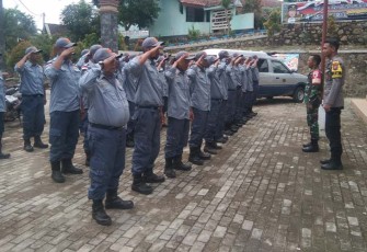 Babinsa saat Berikan Pembekalan Satlinmas