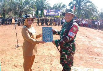 Wakil Bupati Mukomuko Hj Wasri dan Dansatgas 0428/MM Letkol Inf Andri Suratman