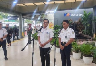 Wamen BUMN Aminuddin Ma'ruf saat memberikan keterangan pers di Stasiun Pasar Senen Jakarta, Rabu (25/12)