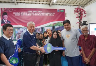 Wakil Ketua Yayasan Buddha Tzu Chi Sugianto Kusuma saat menyerahkan kunci rumah di Kelurahan Tanah Tinggi, Jakarta, Jum'at (28/6)