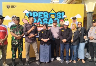 Anggota Koramil Kwadungan Ikut Amankan Pasar Murah Mandiri di Purwosari