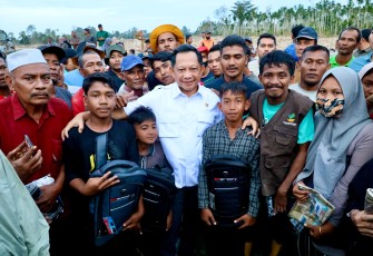 Menteri Dalam Negeri (Mendagri) Muhammad Tito Karnavian menyerahkan bantuan kepada masyarakat terdampak bencana di Desa Geudumbak, Kecamatan Langkahan, Kabupaten Aceh Utara, usai mengikuti Rapat Satuan Tugas (Satgas) Pemulihan Pascabencana bersama anggota DPR RI di Kota Banda Aceh, Aceh, Selasa (30/12/2025)