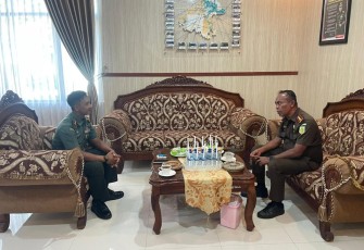 Dandim 0806/Trenggalek Letkol Inf Isnanto Roy Saputro, S.H., M.Si., saat Terima Kunjungan Kajari Trenggalek, La Ode Muhammad Nusrim, S.H., M.H.