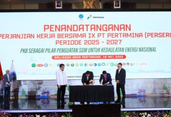 Menaker Yassierli saat menyaksikan penandatanganan PKB 