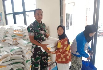 TNI-Polri Dampingi Warga Terima Bantuan Pangan di Sukorejo Trenggalek