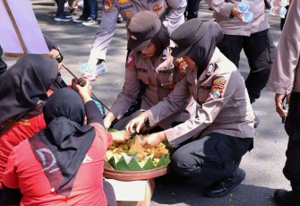 Polwan Polresta Malang Kota saat memberikan makanan