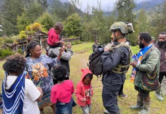 Ketika TNI Membagikan Gitar dan Cinta di Tengah Kabut Ilaga