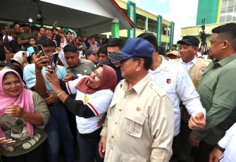 Presiden RI Prabowo Subianto menyapa warga penyintas banjir di MTs N 1 Langkat, Tanjung Pura, Kabupaten Langkat, Sumatra Utara, Sabtu (13/12).