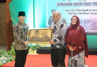 Bupati Trenggalek, Mochamad Nur Arifin, saat pisah sambut Komandan Kodim 0806 Trenggalek, di Pendapa Manggala Praja Nugraha, Kamis (3/7/2025) malam.