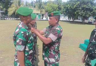 Dandim 1310/Bitung, Letkol Czi Hanif Tupen, S.T.,M.I.P saat melekatkan pangkat baru kepada Personil yang mendapat kenaikan pangkat