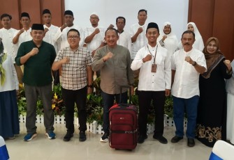 Acara seremonial pelepasan karyawan PUDAM Tirta Lawu peserta umrah, di Aula Workshop PUDAM Tirta Lawu, pada Kamis (20/6/2025).