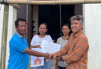 Pihak Management PT. Pelni Bitung saat menyerahkan bantuan materian rehabilitasi bangunan rumah ibadaha di Manado