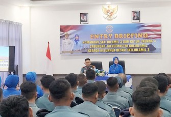 Awali penugasan sebagai Komandan Satlinlamil 3, Kolonel Laut (P) Sulthon Maula Firdaus, M.Tr.Opsla., didampingi Ketua Cabang 4 Gabungan Jalasenastri Kolinlamil Ny. Alin Sulthon melaksanakan Entry Briefing kepada Keluarga Besar Satlinlamil 3, bertempat di Ruang Rapat Mako Satlinlamil 3, Jalan Teuku Umar, Kota Makassar, Selasa (12/8)