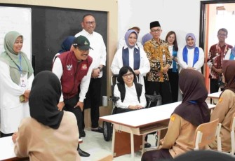 Menteri Sosial Saifullah Yusuf (Gus Ipul) meninjau fasilitas di Sekolah Rakyat Menengah Atas 20 Kabupaten Sleman, Daerah Istimewa Yogyakarta pada Rabu (16/7/2025)