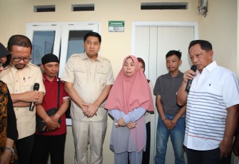 Menteri Dalam Negeri (Mendagri) Muhammad Tito Karnavian menyaksikan secara langsung penyerahan rumah bagi keluarga almarhum Affan Kurniawan di Kompleks Pesona Kahuripan 10, Kecamatan Cileungsi, Kabupaten Bogor, Jawa Barat, Senin (1/9/2025)