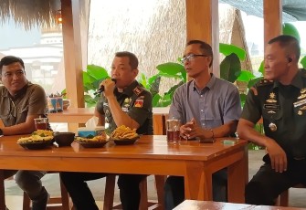 Dandim 0727/Karanganyar, Letkol Kav. Dhanang Prasetyo Kurniawan, memberikan sambutan dalam acara silaturahmi bersama insan pers, di sebuah rumah makan di kawasan Gaum, Tasikmadu, Karanganyar, Rabu sore (10/12/2025)