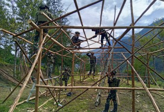 Prajurit Satgas Yonif 700/WYC Bangun Sekolah di Pedalaman Mayuberi