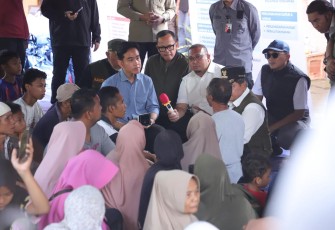 Wakil Presiden Republik Indonesia Gibran Rakabuming, berdialog dengan warga pengungsi di Kecamatan Palembayan, Kabupaten Agam, Sumatera Barat, Kamis (4/12)