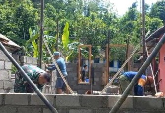 Babinsa Koramil 0801/12 Pringkuku saat Bantu Bangun Rumah Warga.