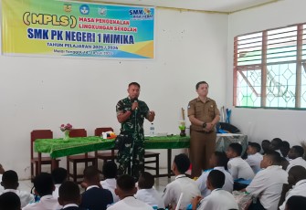 Babinsa Koramil Kuala Kencana Berikan Materi Wawasan Kebangsaan Kepada Siswa-Siswi SMK Dalam Masa MPLS