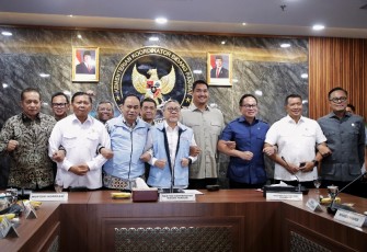 Menpora Dito foto bersama Rakor tingkat menteri di Jakarta, Kamis (4/9)