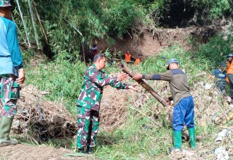 Dandim Ponorogo saat Pimpin Bersihkan Rumpun Bambu Nyangkut di Kolong Jembatan