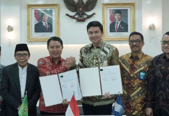 Dirjen PHU Hilman Latief bersama Dirut Garuda Indonesia Wamildan Tsani 