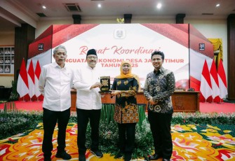 Mensos Saifullah Yusuf memberikan cenderamata Gubernur Jatim Khofifah Indar Parawansa, di Surabaya, Minggu (9/3)