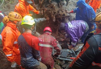 Evakuasi korban tanah longsor di Pacet, Mojokerto 