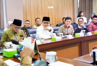 Wakil Menteri Agama Romo Muhammad Syafii dalam rapat koordinasi pembentukan Kementerian Haji dan Umrah di Jakarta, Selasa (9/9)