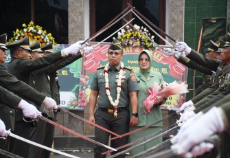 Kolonel Inf Rama Pratama saat pamitan dengan prajurit dan PNS Korem 081/DSJ, Rabu (8/1/2025)