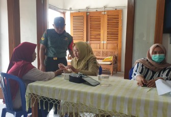 Babinsa Desa Bibrik Laksanakan Pendampingan Kegiatan Posyandu Balita dan Lansia