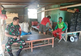 Babinsa Koramil 1710-02/Timika Laksanakan Komsos Dengan Petani Di Wilayah Binaan