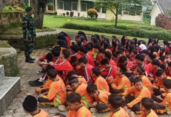 Babinsa Jogorogo Berikan Pelatihan Baris Berbaris Di SMPN 2 Jogorogo