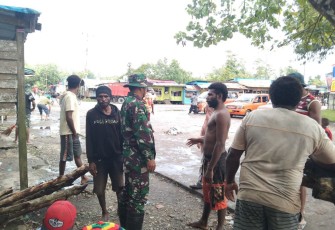 Babinsa Koramil Mapurujaya Sembari Monitoring Situasi Kamtibmas Di Wilayah Binaan