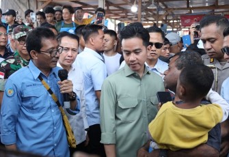 Wakil Presiden (Wapres) Republik Indonesia (RI) Gibran Rakabuming Raka saat meninjau Pangkalan Pendaratan Ikan (PPI) Hamadi, Jayapura, Papua, Kamis (18/09/2025)