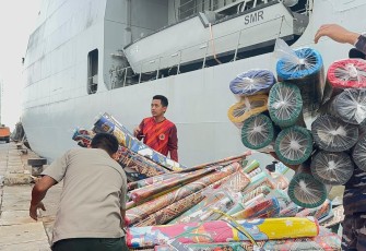 KRI Semarang-594 TNI AL Debarkasi Bantuan Kemanusiaan bagi Korban Terdampak Banjir 