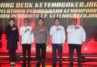 Menaker Yassierli foto bersama Kapolri Jenderal Listyo Sigit Prabowo saat launching Desk Ketenagakerjaan Polri di Jakarta, Senin (20/1)