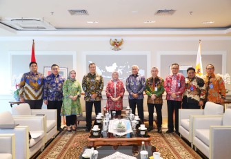 Menteri PAN-RB Rini Widyantini bersama Kepala BNN RI Marthinus Hukom foto bersama di Jakarta, Kamis (6/2)