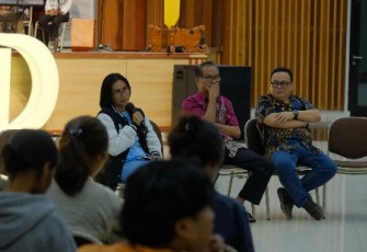 Suasana audiensi yang diselenggarakan di Balairung UKSW, Jumat (15/05/2025) malam.