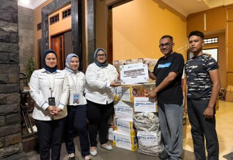 Penyerahan bantuan untuk korban banjir bandang Aceh, Sumatera Utara dan Sumatera Barat melalui Koarmada RI