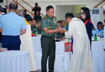 Panglima TNI Jenderal TNI Agus Subiyanto menghadiri Doa Bersama Lintas Agama dalam rangka menyambut Tahun 2026 untuk kedamaian dan persatuan bangsa yang digelar di GOR A. Yani Mabes TNI, Cilangkap, Jakarta Timur, Rabu (31/12/2025)