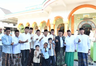 Anggota Kodim Ponorogo dan Masyarakat Salat Bersama