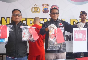  Satuan Reserse Narkoba (Satresnarkoba) Polres Purbalingga berhasil mengungkap kasus penyalahgunaan narkotika jenis sabu. Seorang tersangka yang merupakan kurir diamankan berikut barang buktinya di wilayah Desa Klapasawit, Kecamatan Kalimanah, Kabupaten Purbalingga