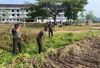 Kodim 0801/Pacitan Bersihkan Sekitar Lingkungan Wisma Atlet