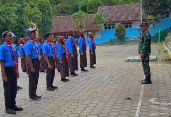  Babinsa Serma Mujiono Koramil 0801/04 Tegalombo memberikan pelatihan Peraturan Baris Berbaris (PBB) kepada siswa-siswi SMP N 2 Tegalombo, Jl. Laksamana Yos Sudarso No.16, Dondang, Gemaharjo, Kec. Tegalombo, Kabupaten Pacitan, Sabtu (18/01/2025)