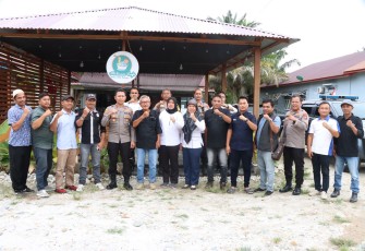 Kapolres Aceh Singkil, AKBP Joko Triyono, S.I.K., M.H. beserta jajarannya foto bersama wartawan usai melaksanakan ngopi bareng, di Singkil Utara